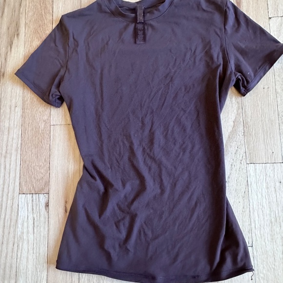 SKIMS Fits Everybody T-Shirt - Picture 3 of 11